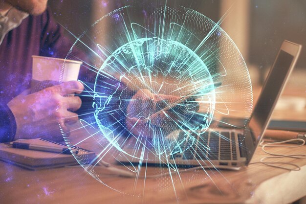 Doble exposición de las manos del hombre sosteniendo y usando un teléfono y dibujo de temas de negocios internacionales