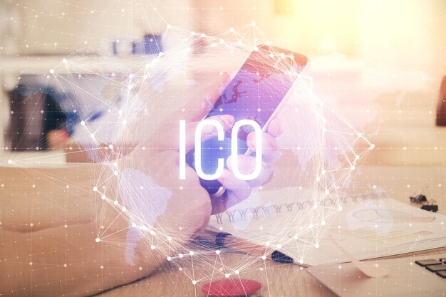 Doble exposición de las manos del hombre sosteniendo y usando un teléfono y un dibujo temático de blockchain de criptomoneda