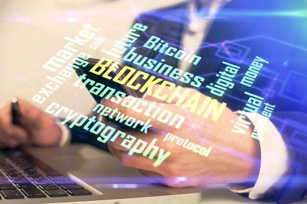 Doble exposición de las manos del hombre sosteniendo y usando un teléfono y un dibujo temático de blockchain de criptomoneda