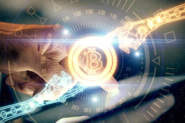 Doble exposición de las manos del hombre sosteniendo y usando un teléfono y un dibujo temático de blockchain de criptomoneda