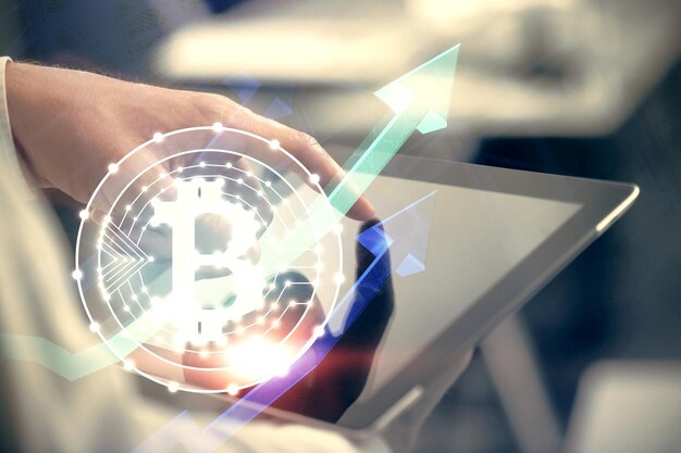 Doble exposición de las manos del hombre sosteniendo y usando un teléfono y un dibujo temático de blockchain de criptomoneda