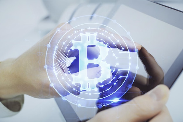 Doble exposición de las manos del hombre sosteniendo y usando un teléfono y un dibujo temático de blockchain de criptomoneda