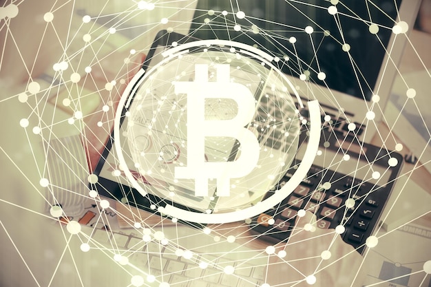 Doble exposición de las manos del hombre sosteniendo y usando un teléfono y un dibujo temático de blockchain de criptomoneda