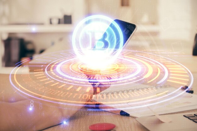 Doble exposición de las manos del hombre sosteniendo y usando un teléfono y un dibujo temático de blockchain de criptomoneda