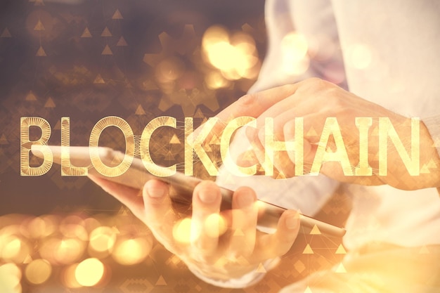 Doble exposición de las manos del hombre sosteniendo y usando un teléfono y un dibujo temático de blockchain de criptomoneda