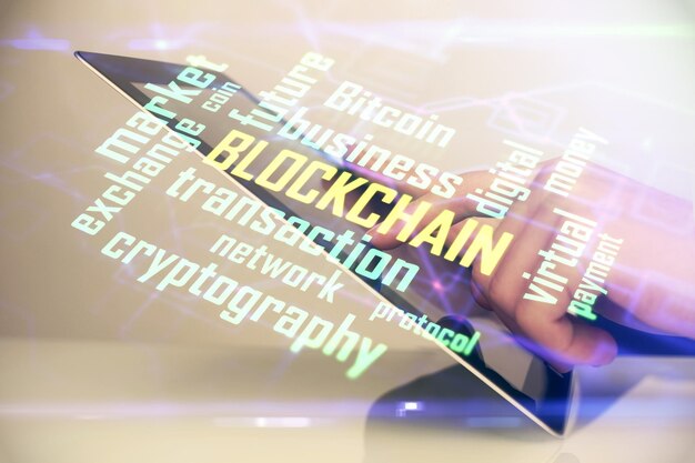 Doble exposición de las manos del hombre sosteniendo y usando un teléfono y un dibujo temático de blockchain de criptomoneda