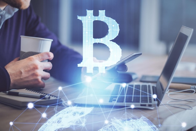 Doble exposición de las manos del hombre sosteniendo y usando un teléfono y un dibujo temático de blockchain de criptomoneda