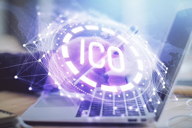 Doble exposición de las manos del hombre sosteniendo y usando un teléfono y un dibujo temático de blockchain de criptomoneda
