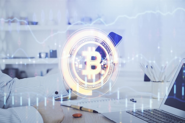 Doble exposición de las manos del hombre sosteniendo y usando un teléfono y un dibujo temático de blockchain de criptomoneda