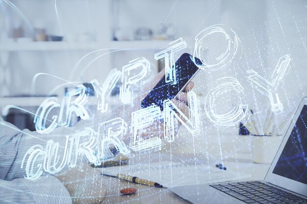 Doble exposición de las manos del hombre sosteniendo y usando un teléfono y un dibujo temático de blockchain de criptomoneda
