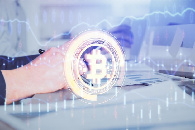 Doble exposición de las manos del hombre sosteniendo y usando un teléfono y un dibujo temático de blockchain de criptomoneda