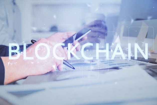 Doble exposición de las manos del hombre sosteniendo y usando un teléfono y un dibujo temático de blockchain de criptomoneda
