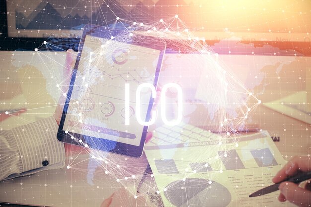 Doble exposición de las manos del hombre sosteniendo y usando un teléfono y un dibujo temático de blockchain de criptomoneda