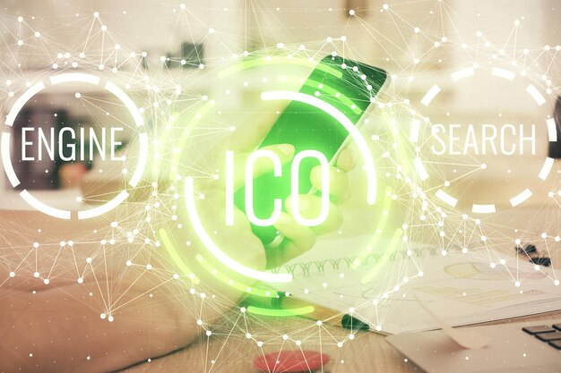 Doble exposición de las manos del hombre sosteniendo y usando un teléfono y un dibujo temático de blockchain de criptomoneda