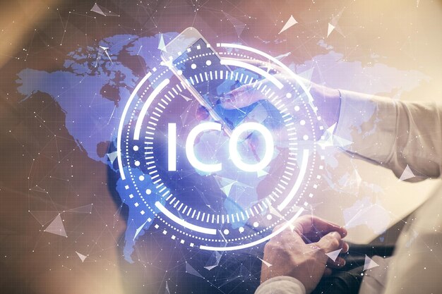 Doble exposición de las manos del hombre sosteniendo y usando un teléfono y un dibujo temático de blockchain de criptomoneda
