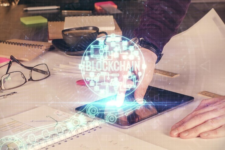 Foto doble exposición de las manos del hombre sosteniendo y usando un teléfono y un dibujo temático de blockchain de criptomoneda
