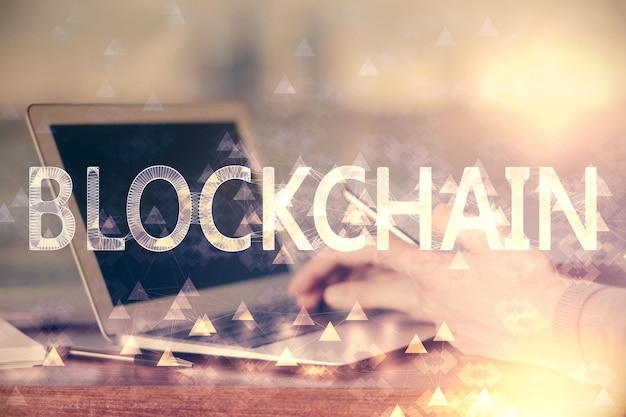 Doble exposición de las manos del hombre sosteniendo y usando un teléfono y un dibujo temático de blockchain de criptomoneda