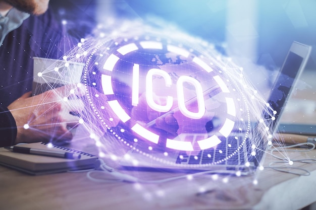 Doble exposición de las manos del hombre sosteniendo y usando un teléfono y un dibujo temático de blockchain de criptomoneda