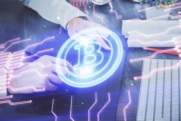 Doble exposición de las manos del hombre sosteniendo y usando un teléfono y un dibujo temático de blockchain de criptomoneda