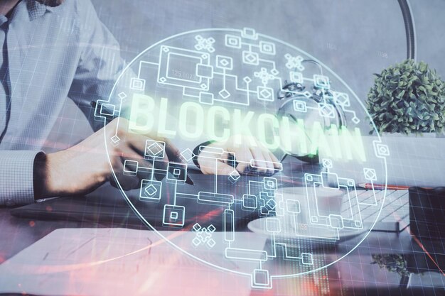 Doble exposición de las manos del hombre sosteniendo y usando un teléfono y un dibujo temático de blockchain de criptomoneda
