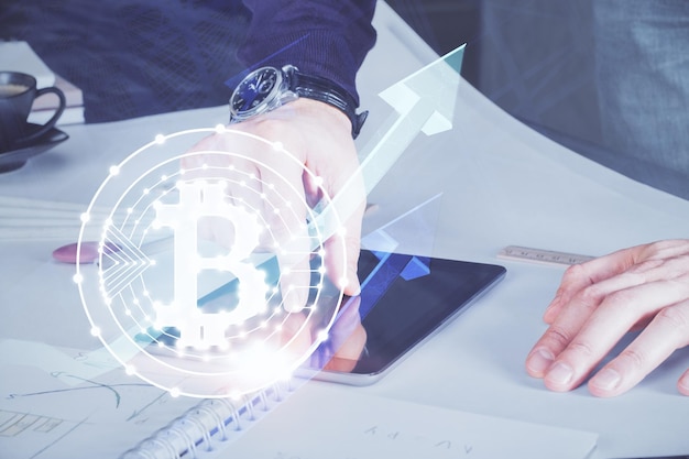 Doble exposición de las manos del hombre sosteniendo y usando un teléfono y un dibujo temático de blockchain de criptomoneda