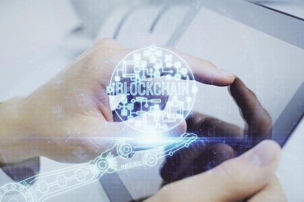 Doble exposición de las manos del hombre sosteniendo y usando un teléfono y un dibujo temático de blockchain de criptomoneda