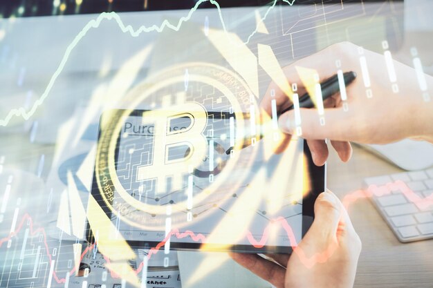 Doble exposición de las manos del hombre sosteniendo y usando un teléfono y un dibujo temático de blockchain de criptomoneda