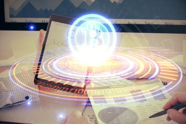Doble exposición de las manos del hombre sosteniendo y usando un teléfono y un dibujo temático de blockchain de criptomoneda
