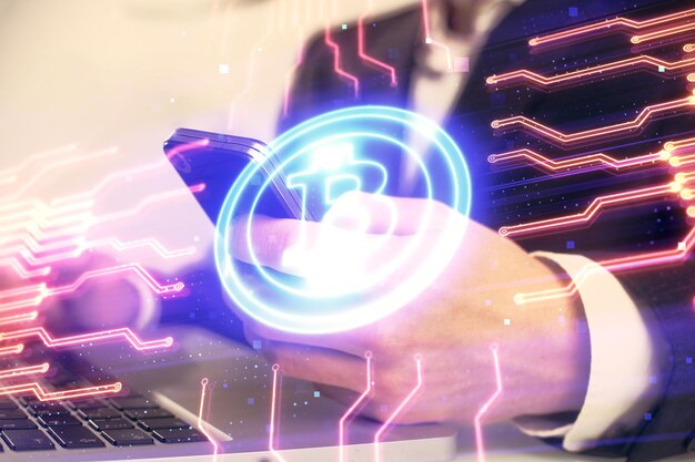 Doble exposición de las manos del hombre sosteniendo y usando un teléfono y un dibujo temático de blockchain de criptomoneda