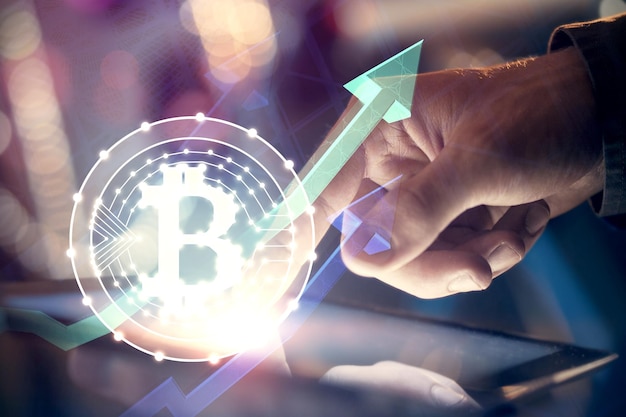 Doble exposición de las manos del hombre sosteniendo y usando un teléfono y un dibujo temático de blockchain de criptomoneda