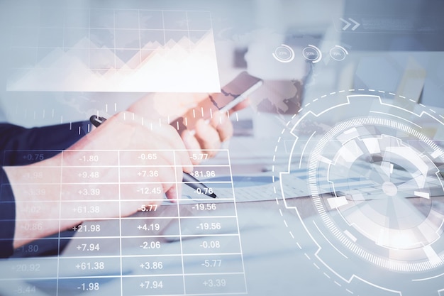 Doble exposición de las manos del hombre sosteniendo y usando un teléfono y un gráfico financiero Concepto de análisis de mercado