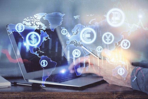 Doble exposición de las manos del hombre sosteniendo y utilizando un dispositivo digital y dibujo de gráficos de divisas Concepto de mercado financiero