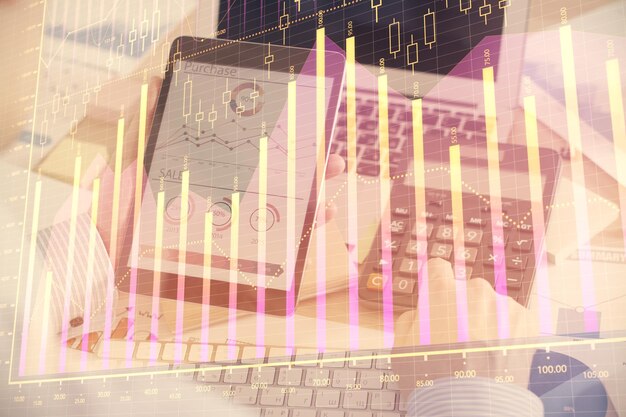 Doble exposición de las manos del hombre sosteniendo y utilizando un dispositivo digital y dibujo de gráficos de divisas Concepto de mercado financiero