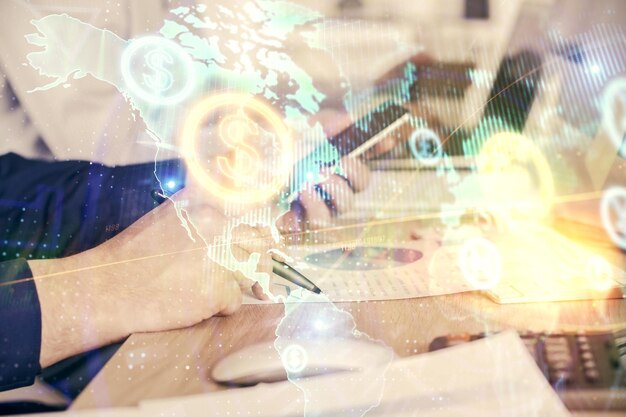 Doble exposición de las manos del hombre sosteniendo y utilizando un dispositivo digital y dibujo de gráficos de divisas Concepto de mercado financiero
