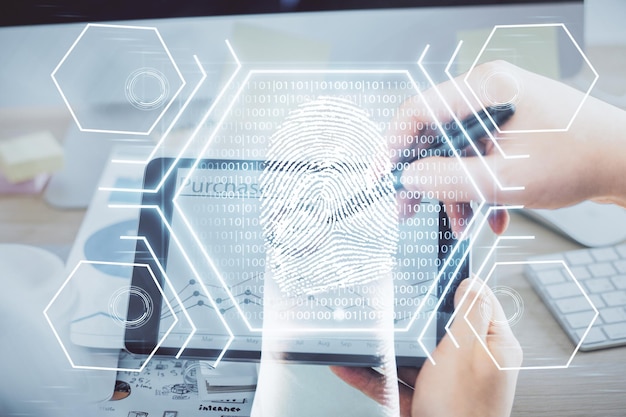 Doble exposición de las manos de un hombre sosteniendo y utilizando un dispositivo digital y dibujo de holograma de huellas dactilares Concepto de seguridad