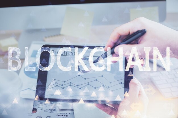 Doble exposición de manos de hombres sosteniendo y usando un teléfono y criptomoneda dibujo temático de blockchain