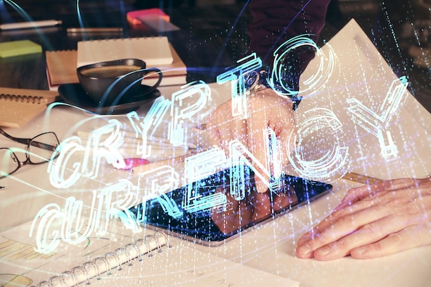 Doble exposición de manos de hombres sosteniendo y usando un teléfono y criptomoneda dibujo temático de blockchain