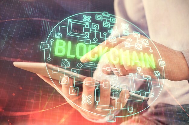 Doble exposición de manos de hombres sosteniendo y usando un teléfono y criptomoneda dibujo temático de blockchain