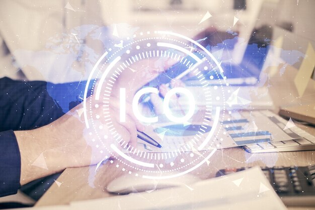 Doble exposición de manos de hombres sosteniendo y usando un teléfono y criptomoneda dibujo temático de blockchain