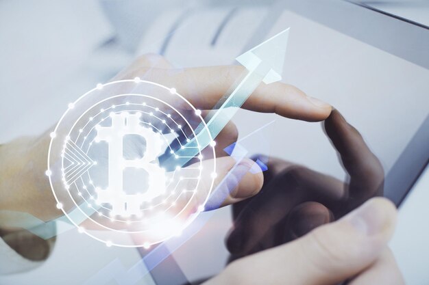 Doble exposición de manos de hombres sosteniendo y usando un teléfono y criptomoneda dibujo temático de blockchain