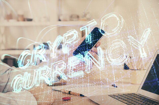 Doble exposición de manos de hombres sosteniendo y usando un teléfono y criptomoneda dibujo temático de blockchain