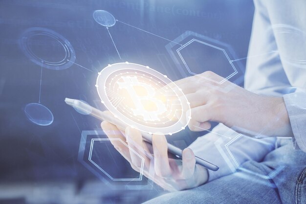 Doble exposición de manos de hombres sosteniendo y usando un teléfono y criptomoneda dibujo temático de blockchain