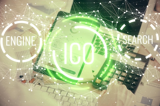 Doble exposición de manos de hombres sosteniendo y usando un teléfono y criptomoneda dibujo temático de blockchain