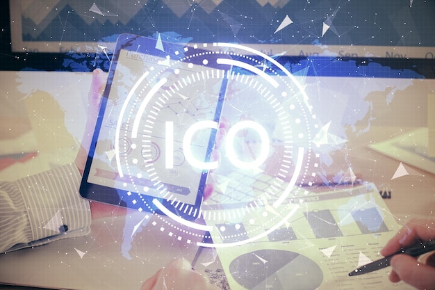 Doble exposición de manos de hombres sosteniendo y usando un teléfono y criptomoneda dibujo temático de blockchain
