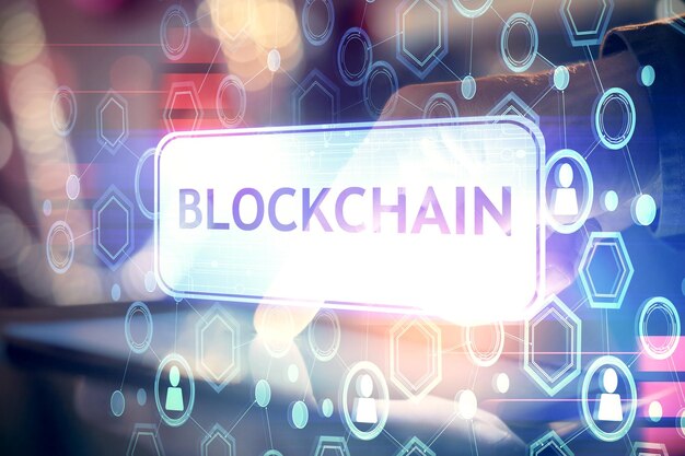 Doble exposición de manos de hombres sosteniendo y usando un teléfono y criptomoneda dibujo temático de blockchain