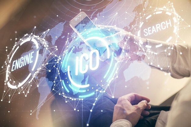 Doble exposición de manos de hombres sosteniendo y usando un teléfono y criptomoneda dibujo temático de blockchain
