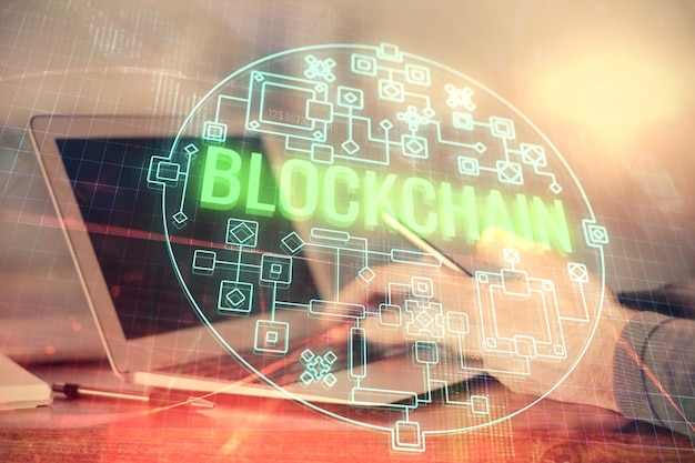 Doble exposición de manos de hombres sosteniendo y usando un teléfono y criptomoneda dibujo temático de blockchain