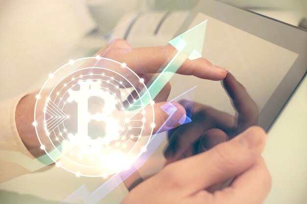 Doble exposición de manos de hombres sosteniendo y usando un teléfono y criptomoneda dibujo temático de blockchain