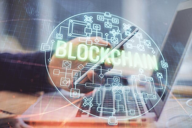 Doble exposición de manos de hombres sosteniendo y usando un teléfono y criptomoneda dibujo temático de blockchain