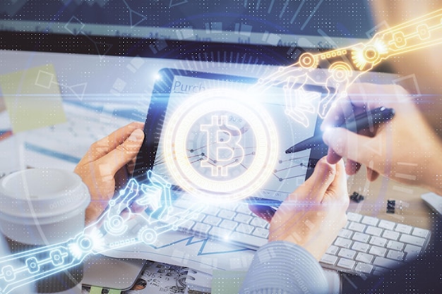 Doble exposición de manos de hombres sosteniendo y usando un teléfono y criptomoneda dibujo temático de blockchain